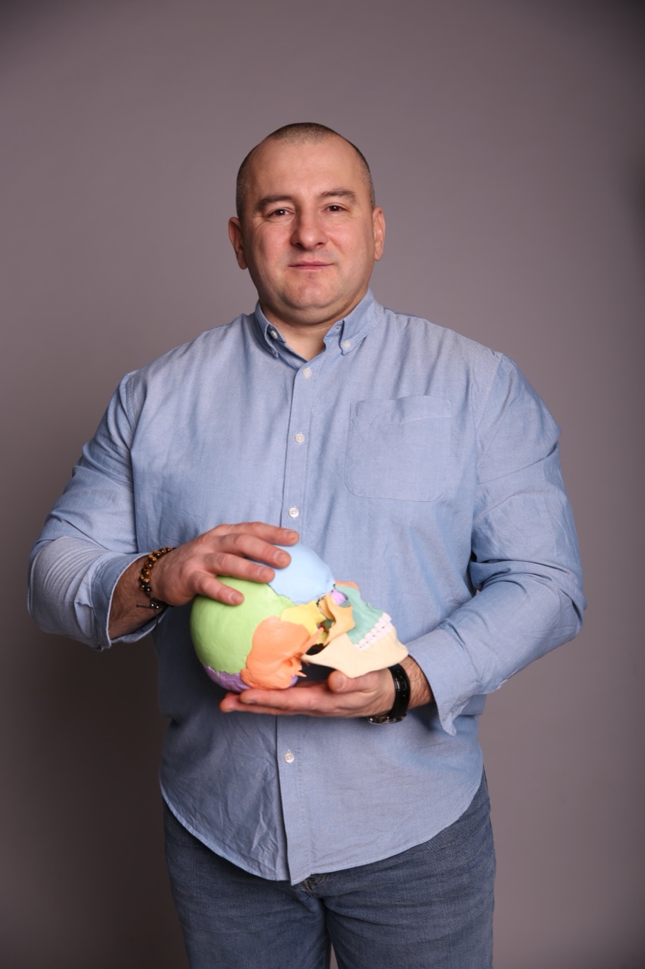 Mirek holding an anatomical skull model